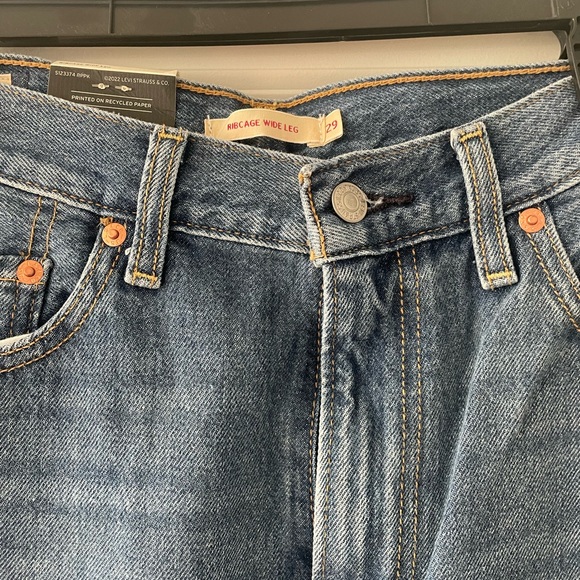 Wide legged ribcage Levi’s - Picture 2 of 9